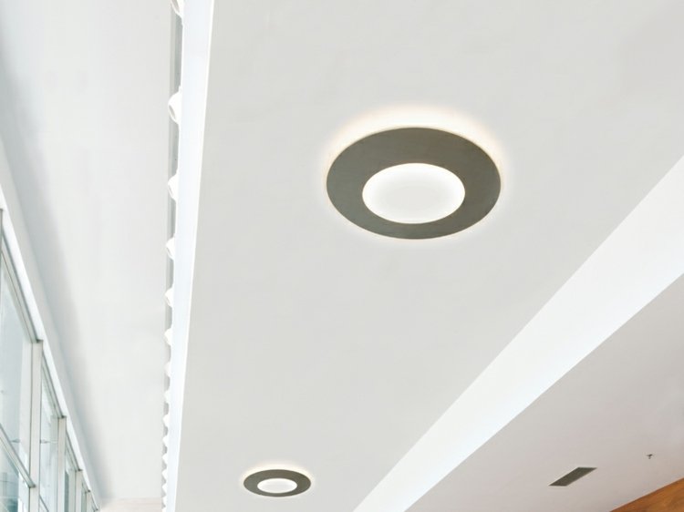 led-tak-lampor-rund-vit-metall-upphängd-tak-fönster-mega-vibia