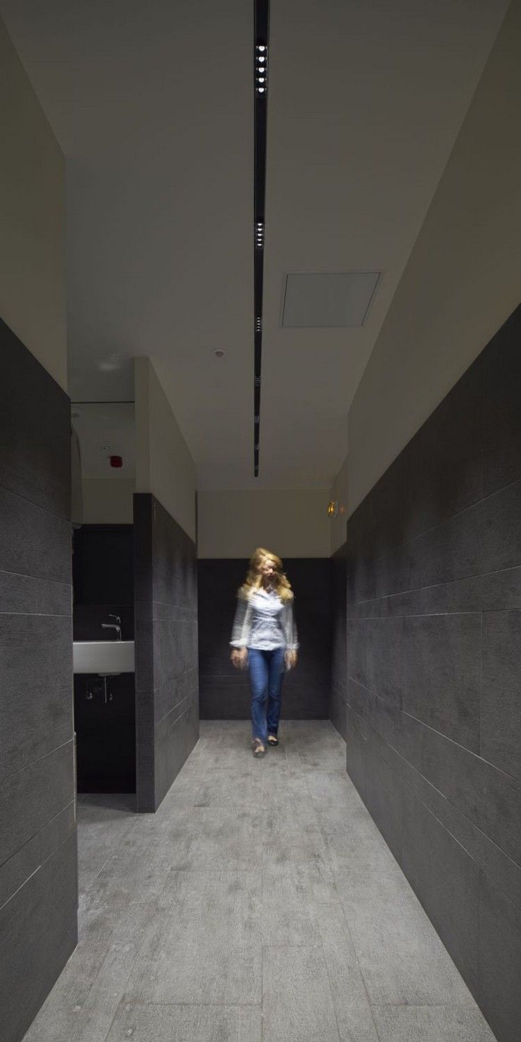LED-infällda-tak-offentliga-toalett-grå-väggplattor