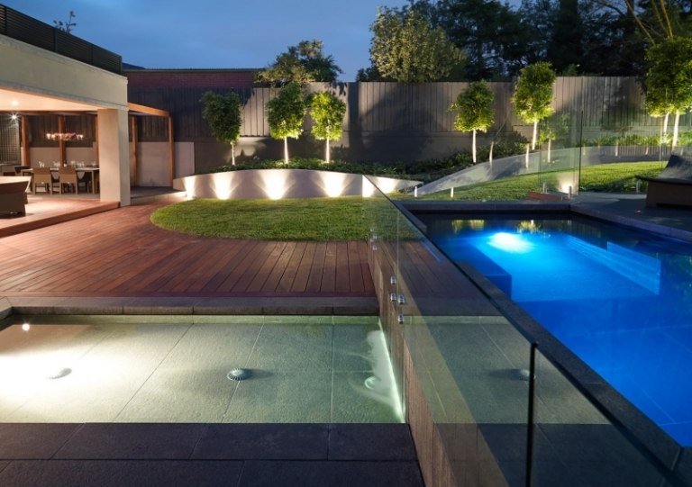 LED-trädgård-belysning-pool-stor-trädgård-gräsmatta-träd