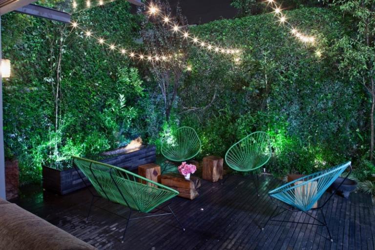 LED-trädgårdsbelysning-modern-terrass-fe-lampor-över-sits