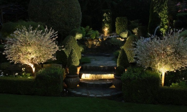 LED trädgård belysning-trädgård idéer-klassisk-trädgård