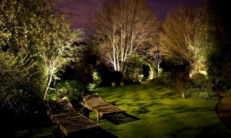 LED trädgårdsbelysning-träd-vilstolar-gräsmatta