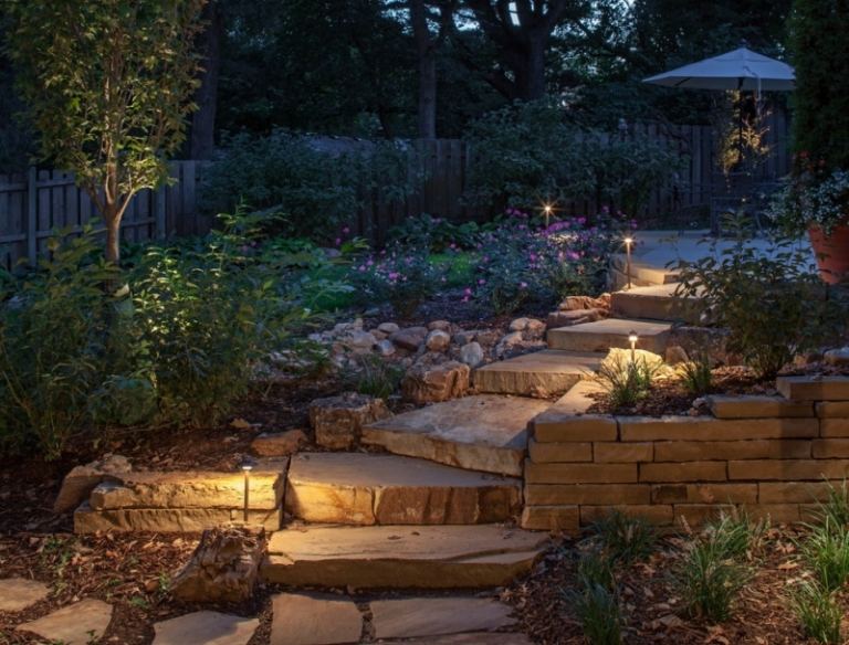 LED-trädgårdsbelysning-trädgårdslampor-naturstenväg