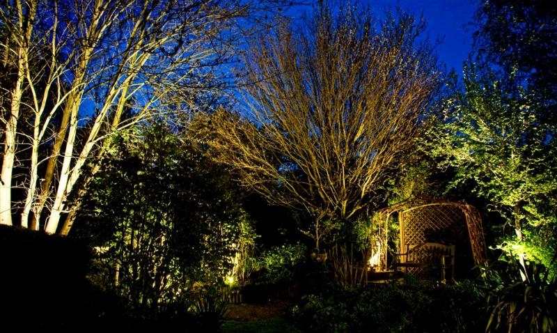 LED trädgårdsbelysning-lusthus-höga träd
