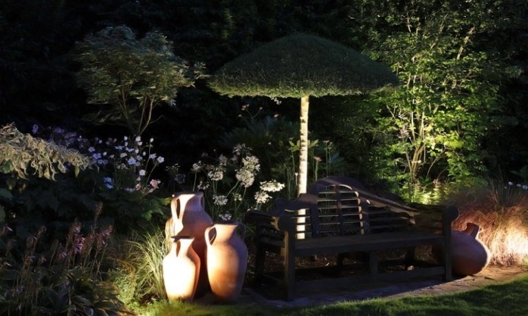 LED-trädgård-belysning-lera-krukor-bakom-trädgård-bänk