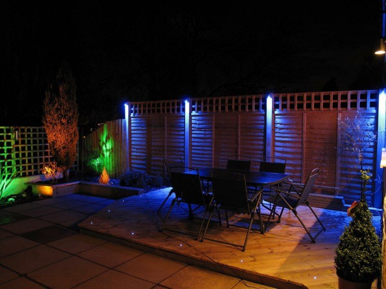 led-trädgård-belysning-färgglada-färg-lampor-trädgård-staket-matplats
