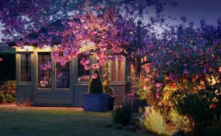 ledde trädgårdsbelysning-idéer-lusthus-blommande-träd