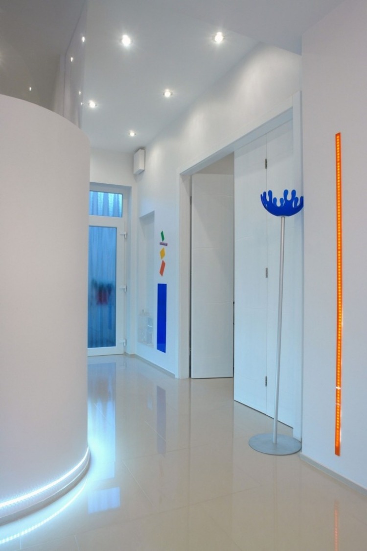 led-kakel-indirekt-belysning-vit-reflekterande-band-korridor