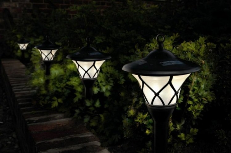 LED-belysning-i-trädgården-stående-lykta
