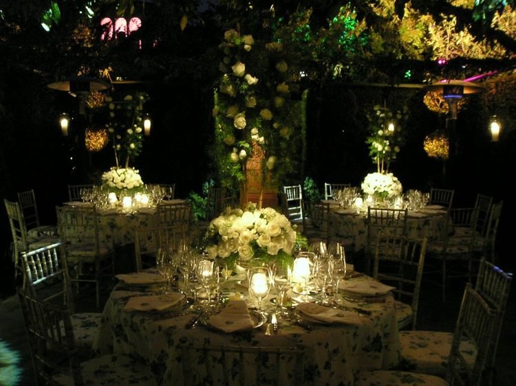 Bröllop-i-trädgården-belysning-på-träd