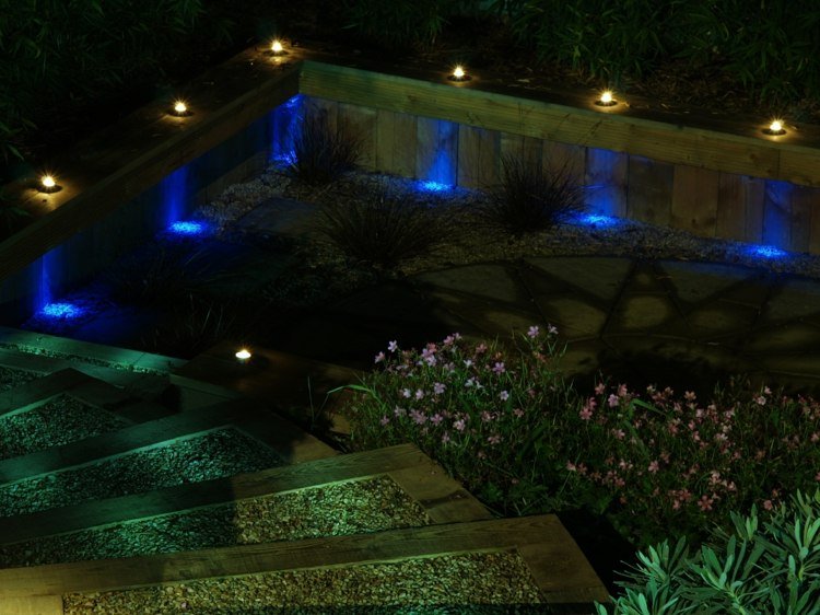 blå-ljus-på-staketet-i-trädgården