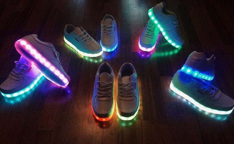Sneaker trend -led-lysande-skor-färger-fashionabla-färgglada