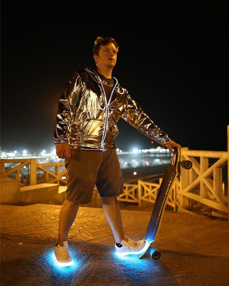 sneaker-trend-led-lysande-skor-man-skateboard-sportig