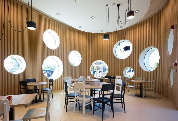 led-hängande-ljus-sikt-café-restaurang-trä-väggpanel-runda fönster