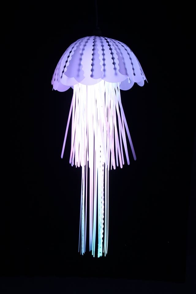 Maneterformad lampa Hängande lampa som flyter i vattnet