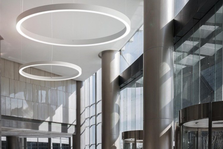 LED-ringljus-design-offentlig-stor-vit-hängande