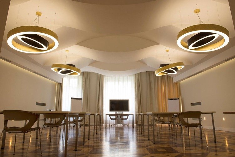 led-ring-lampor-design-hall-parkett-golv-stolar-beige