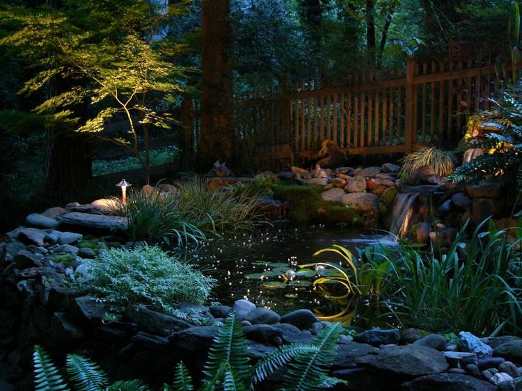 damm-belysning-led-växter-stenar-trädgård-oas-bäck-trä-staket