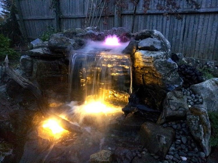 damm-belysning-led-olika-färger-lila-gul-färg-ändra-vattenfall