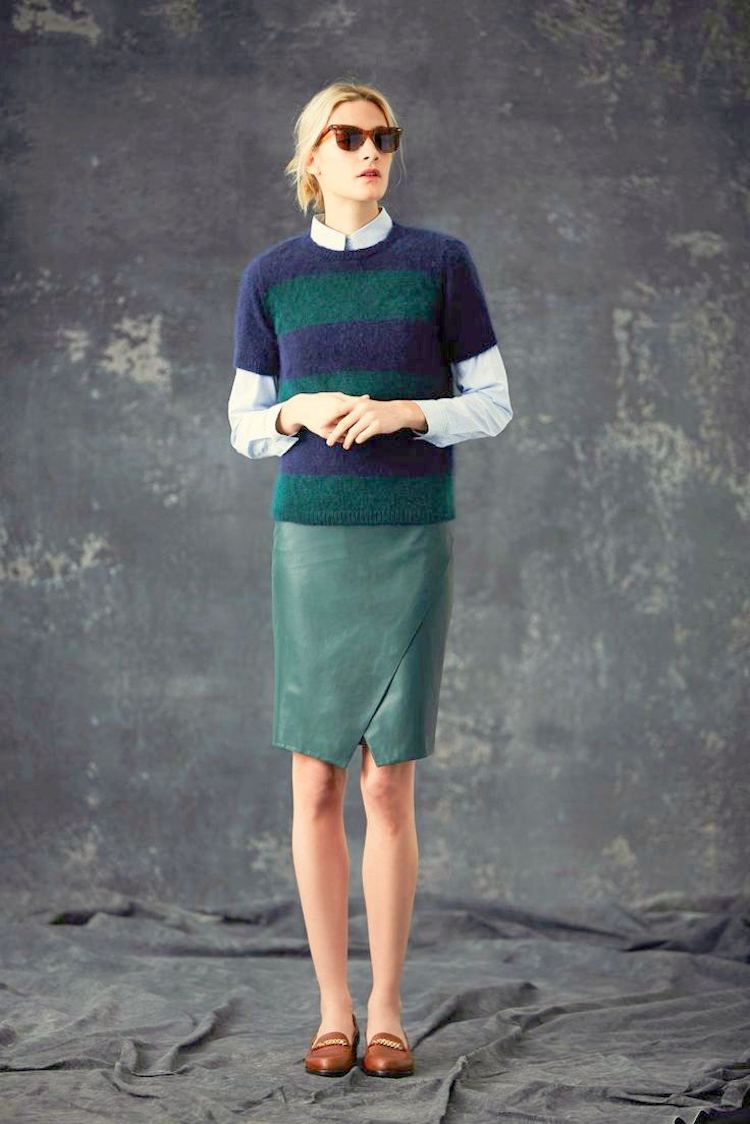 läderkjol-kombinera-outfit-grön-pastellgrön-elegant-tröja