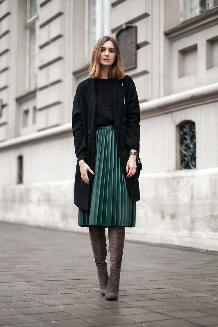läderkjol-kombination-outfit-veckad kjol-mörkgrön-svart