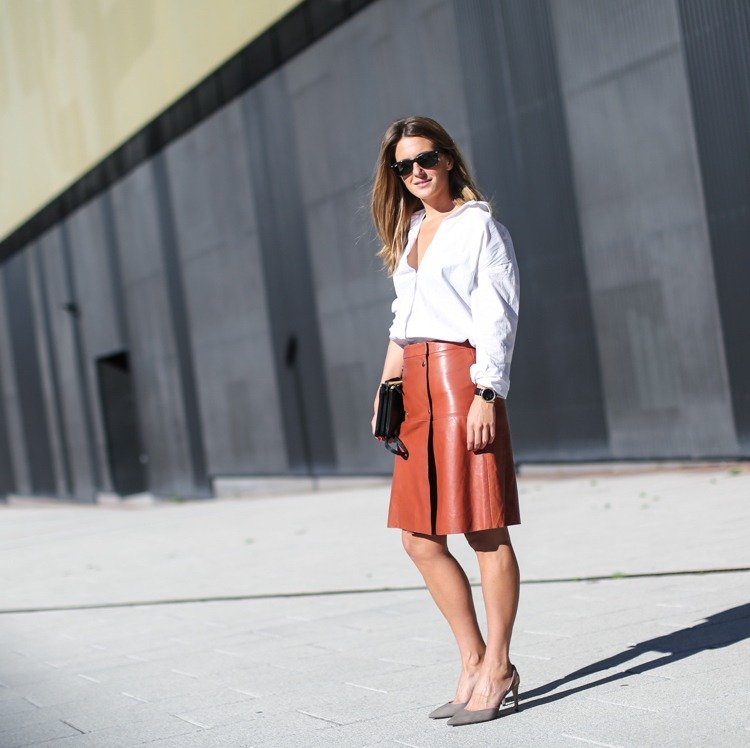 läderkjol-kombination-outfit-brun-knappar-skjorta-vit