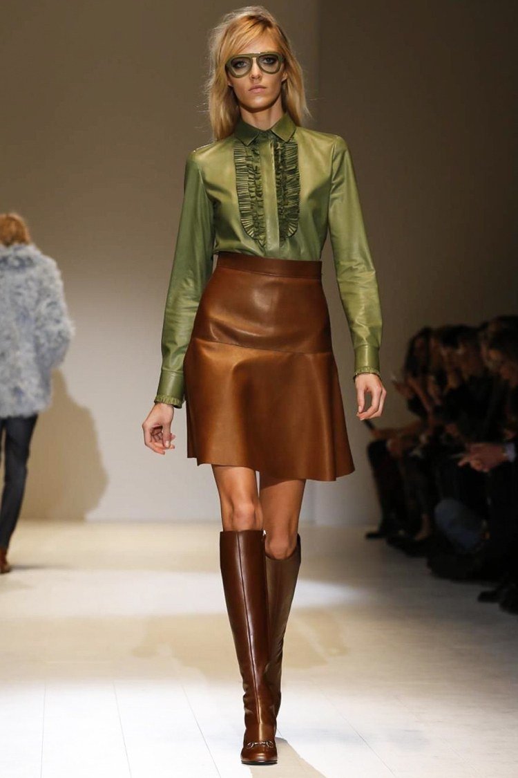 läderkjol-kombinationer-outfit-kontors-look-läder-brun-grön-gucci