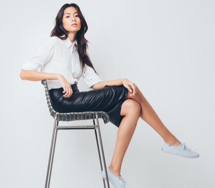 Kombinera läderkjol -outfit-svart-vit-sneaker-elegant