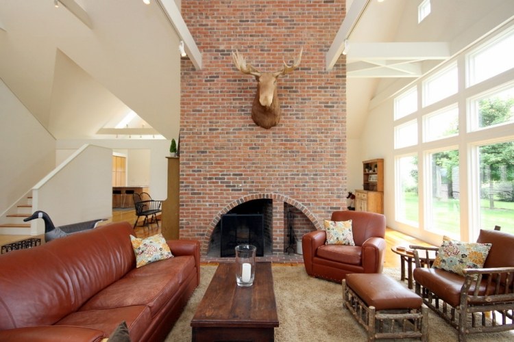 Fåtölj i läder-brun-vardagsrum-högt i tak-landlig-soffa-uppsättning