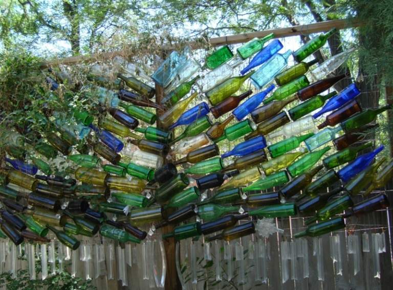 Vinflaskor i trädgården sekretess skärm idé träd form färgglada glas