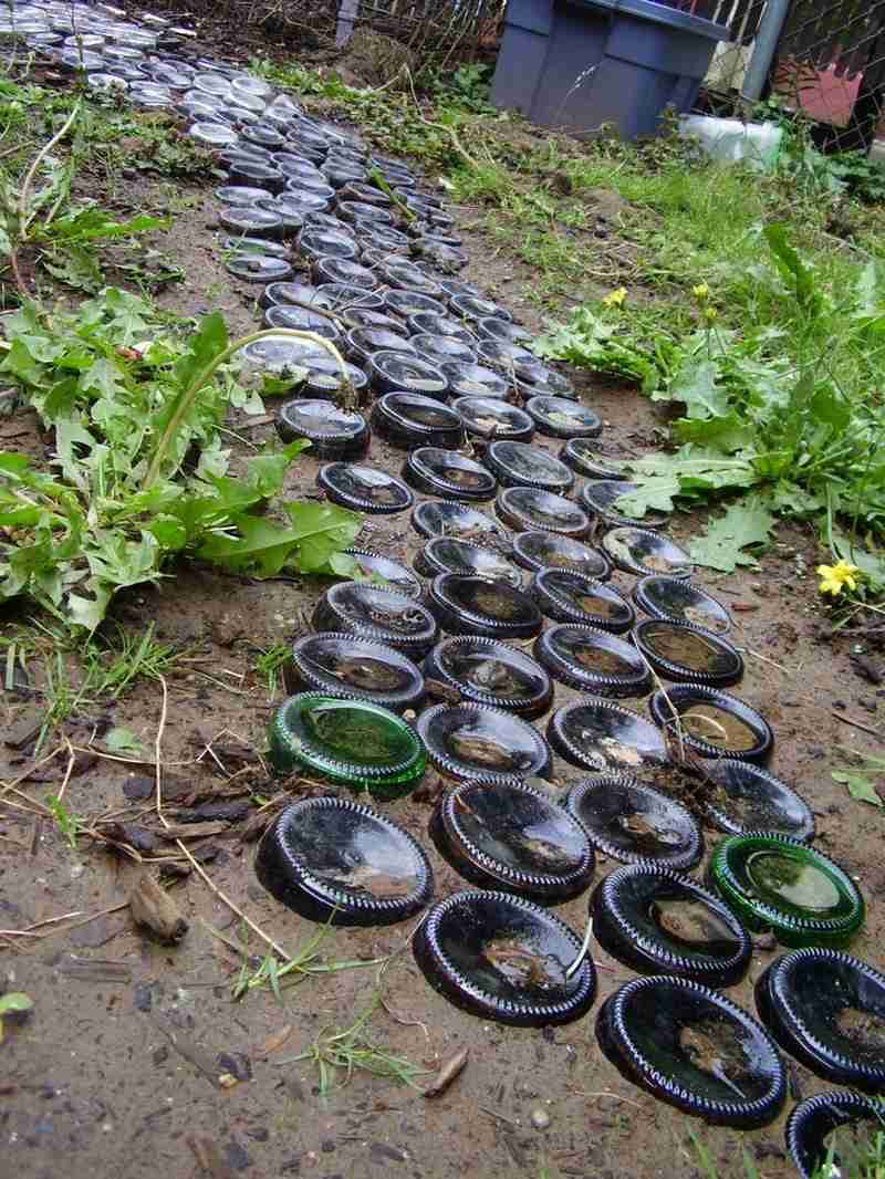 vinflaskor i trädgården jord trädgård väg design glas