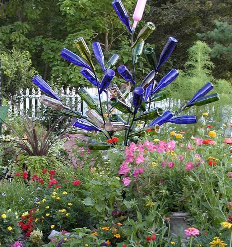 vin-flaska-trädgård-idéer-träd-trädgård-dekoration-krysantemum-växter-prydnadsväxter