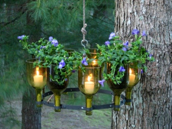 vinflaskor trädgård ljus ljuskrona blommor