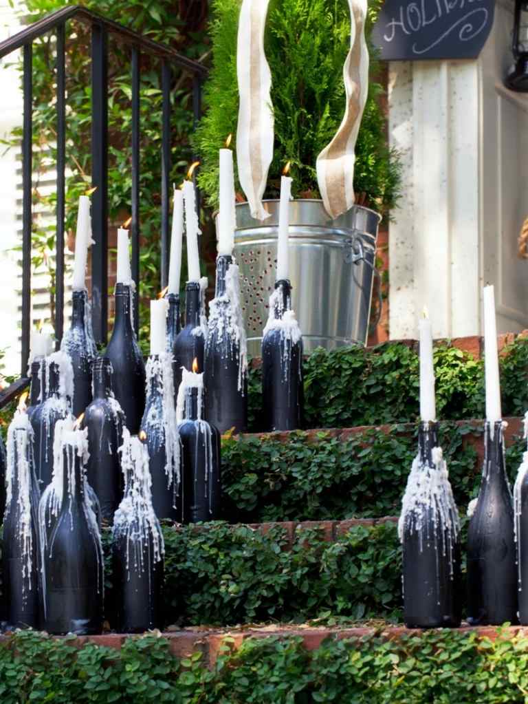 vinflaskor i trädgården ljusstake etapper framgård romantik