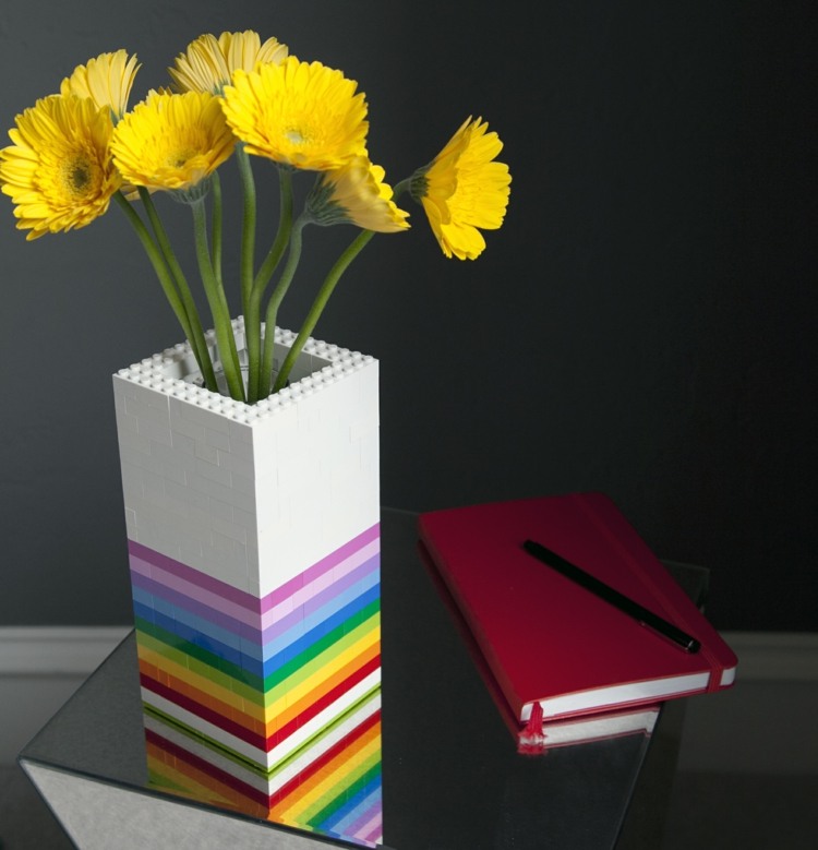 pyssel-idéer-lego-attraktiva-blomma-vas-ränder-bord dekoration