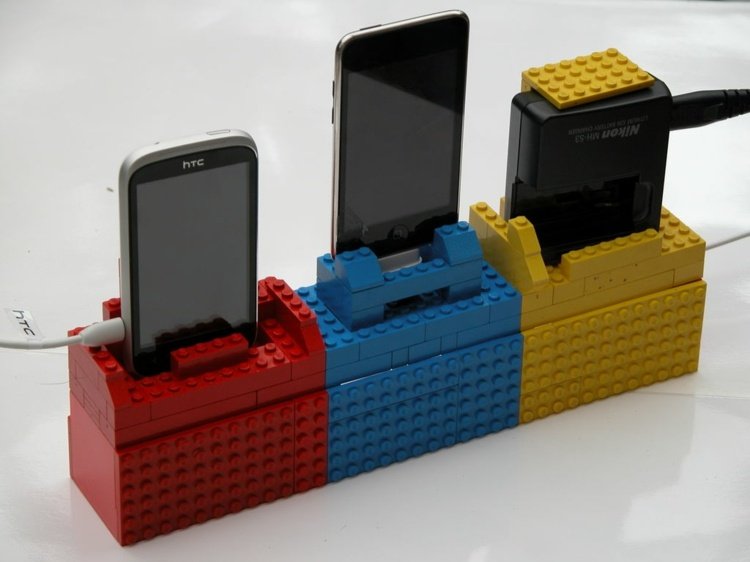 lego hantverksidéer mobiltelefon-stativ-laddningsstation-bygg-röd-blå-gul