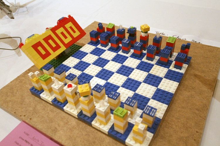 lego hantverk idéer schackbräda-figurer-spelar-blå-vit