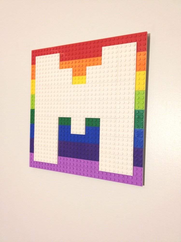 Hantverk-idéer-lego-väggmålning-bokstav-m-regnbågsfärger