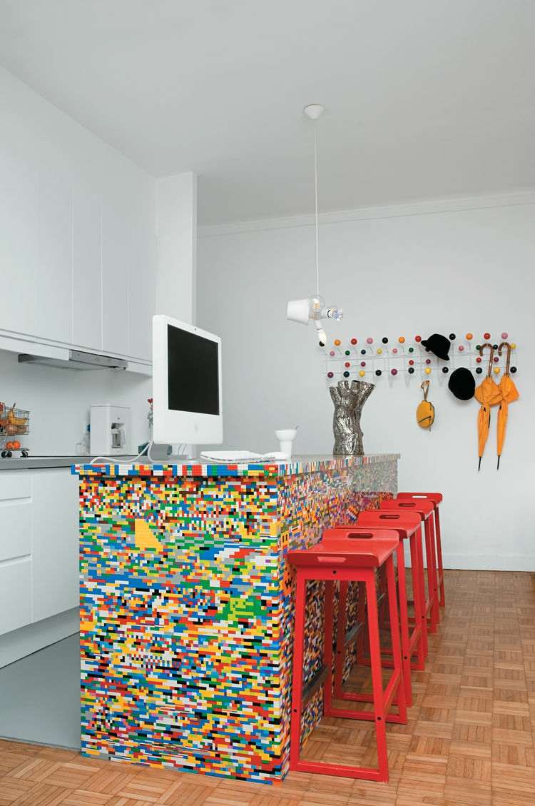 pyssla-idéer-lego-kök-ö-bygga-modern-barstol-röd