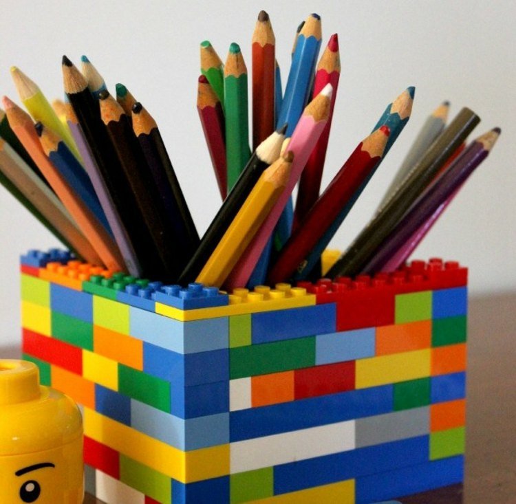 Hantverk-idéer-lego-behållarfärgade pennor-barn-diy-lätt