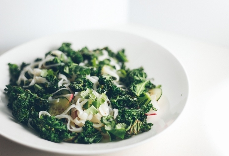Lätta sommarrecept -vegan-sallad-krispig-asiatisk-miso-pasta-rädisa-gurka