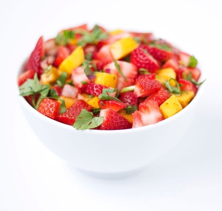 ljus-sommar-recept-frukt-sallad-färgglada-jordgubbe-mango-avokado-sallad-nötter-bacon