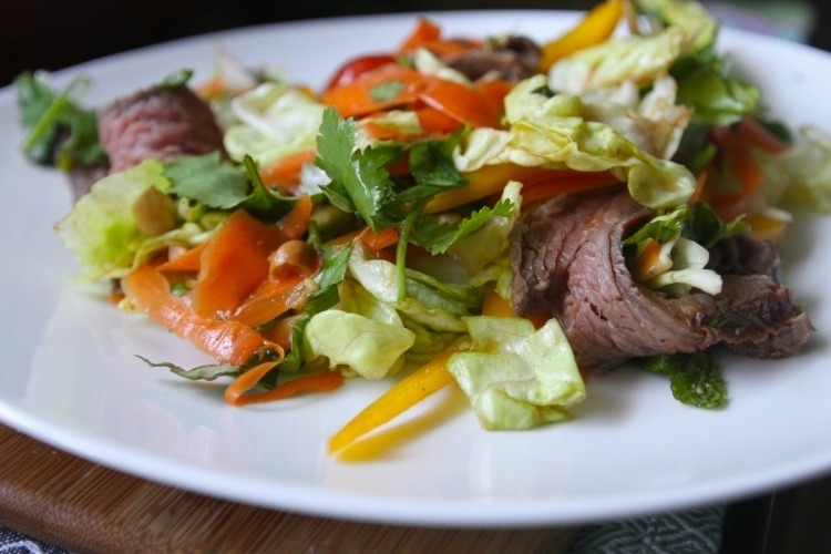 ljus-sommar-recept-nöt-sallad-nöt-sallad-morot-mynta-paprika