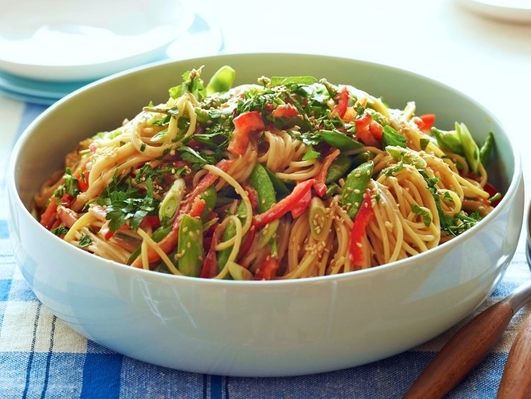 Lätta sommarrecept -nudelsallad-spagetti-paprika-sesamolja