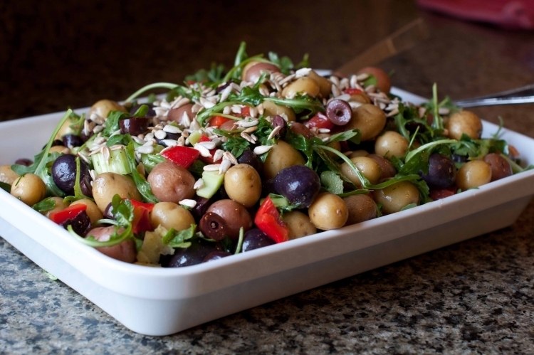 Lätta sommarrecept-potatisallad-regnbåge-potatis-sesam-raket-paprika-oliver