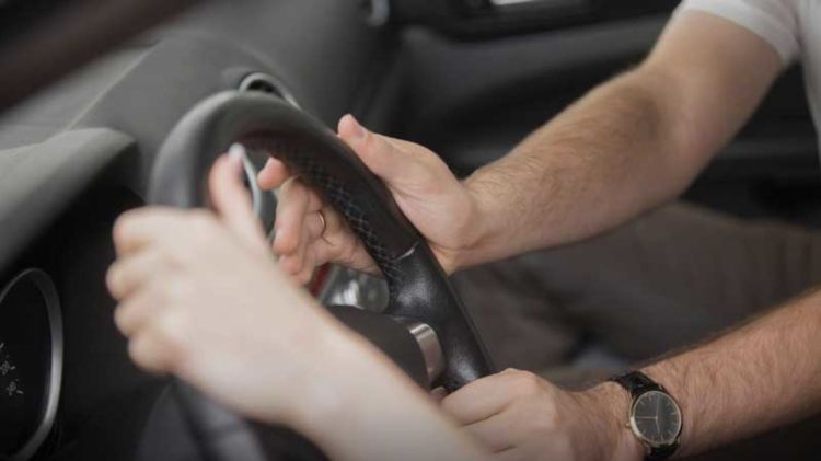 vad är det optimala läget för händerna på ratten när du kör