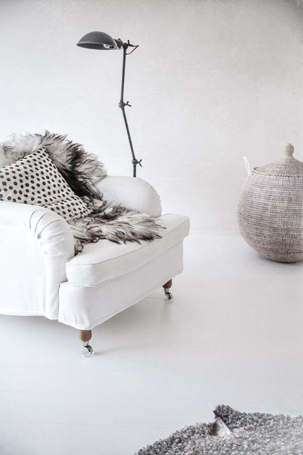möbler i skandinavisk stil-vit vanlig golvlampa shaggy mattpäls
