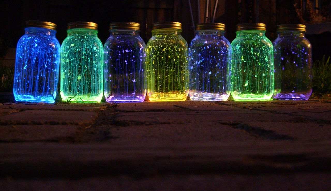 Vackra lysande glas med lysande färg i olika färger för inomhus och utomhus