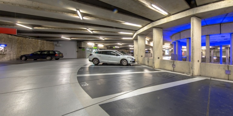 Dagsljus LED -rör på en underjordisk parkeringsplats