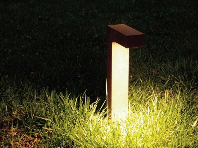 ljus-trädgård-elle-2-flexalighting-gräsmatta-belysning-idé